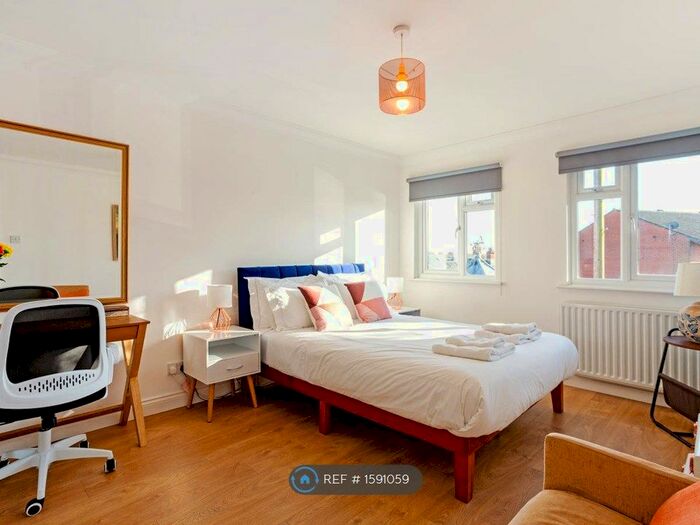 2 Bedroom Flat To Rent In Lawrence House, Winchester, SO22