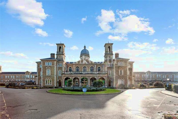 2 Bedroom Flat To Rent In Royal Drive, London, N11