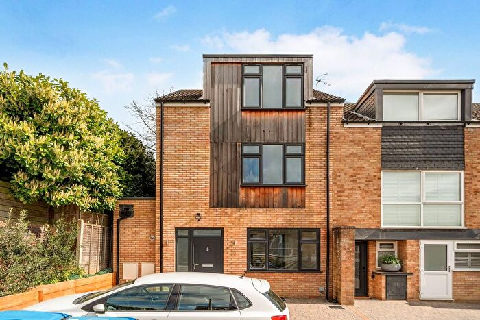 4 Bedroom Semi-detached House For Sale In Garland Close, Hemel Hempstead, HP2