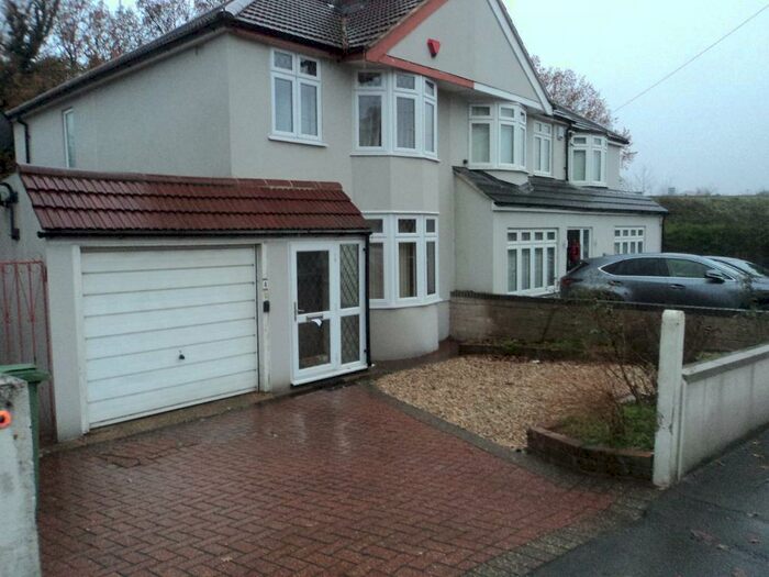 3 Bedroom Semi-Detached House To Rent In Eversley Avenue, Barnehurst, DA7