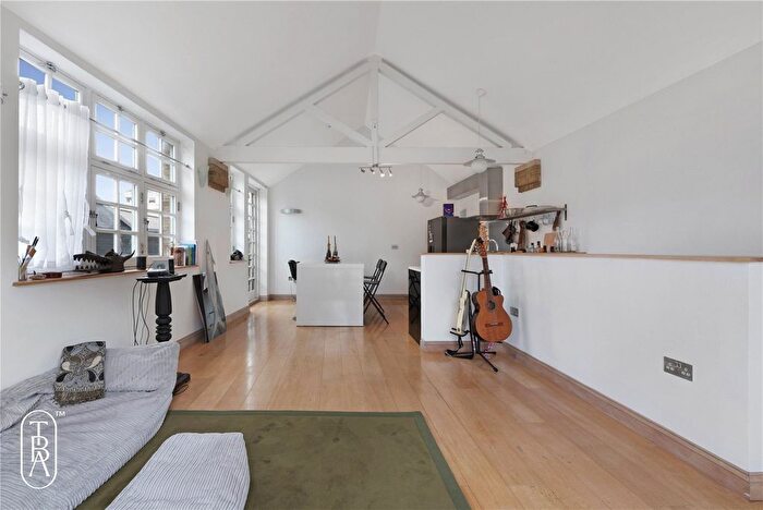 2 Bedroom Flat To Rent In Chapel Place, London, EC2A