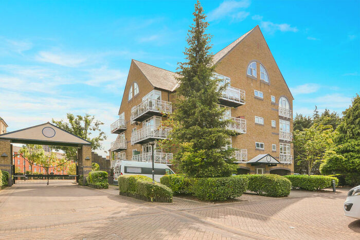 2 Bedroom Apartment To Rent In Eleanor Close, Canada Water, SE16