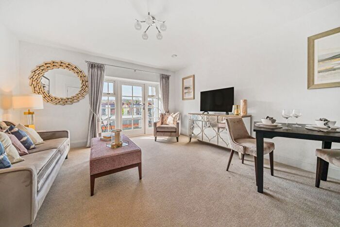 2 Bedroom Flat For Sale In High Street, Great Missenden, HP16
