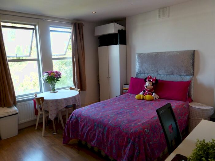 Studio To Rent In Finchley Road, London, NW11