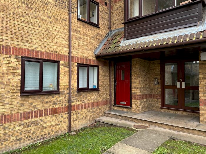 Studio To Rent In Linwood Close, London, SE5