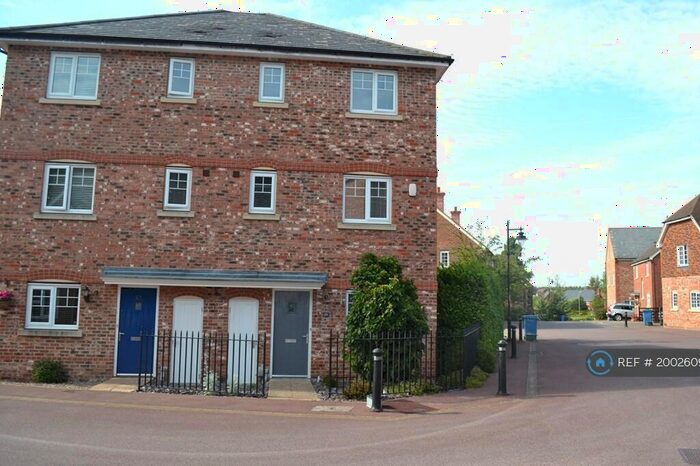 4 Bedroom Semi-Detached House To Rent In The West Hundreds, Fleet, GU51