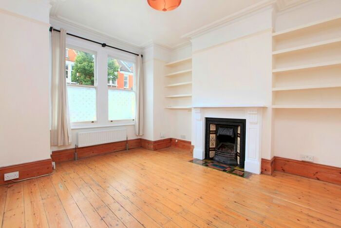 2 Bedroom Flat To Rent In Dagnan Road, Clapham South, London, SW12