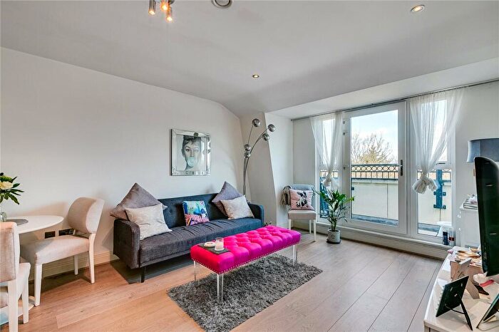 2 Bedroom Flat To Rent In Lincoln Lodge, Wadham Mews, SW14