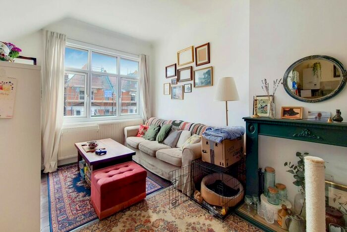 1 Bedroom Flat To Rent In Westwell Road, Streatham Common, London, SW16