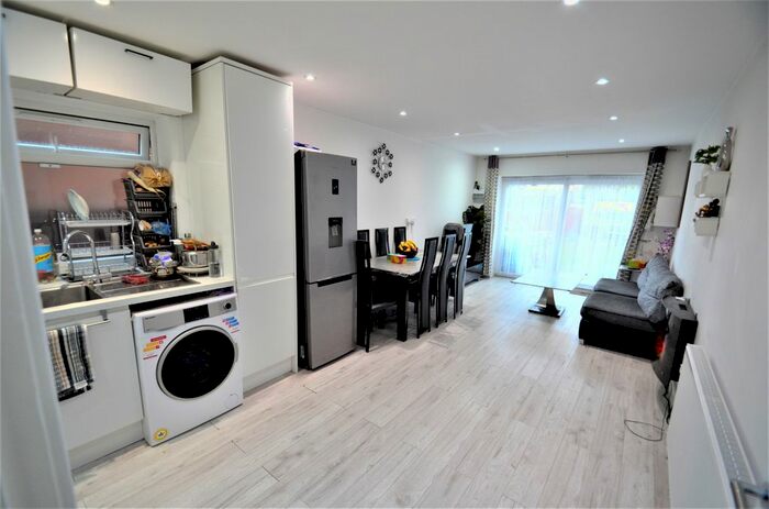 2 Bedroom Flat To Rent In Staines Road West, Ashford, TW15
