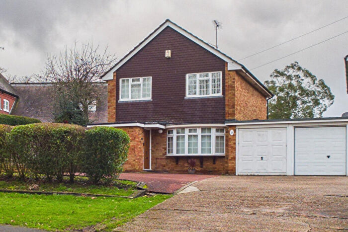 3 Bedroom Link Detached House For Sale In Green Lane, Leverstock Green, HP2