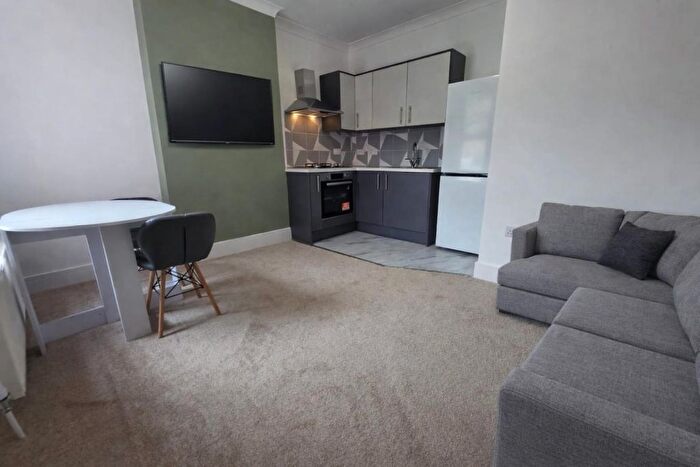 3 Bedroom Maisonette To Rent In Ashburnham Road, Luton, Bedfordshire, LU1