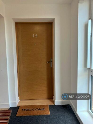 2 Bedroom Flat To Rent In Nailsworth Crescent, Merstham, Redhill, RH1