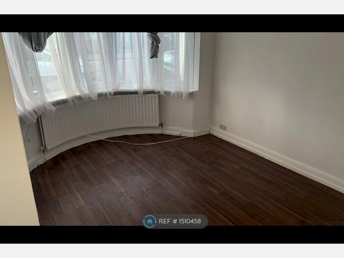 4 Bedroom Semi-Detached House To Rent In Heathcote Avenue, Ilford, IG5