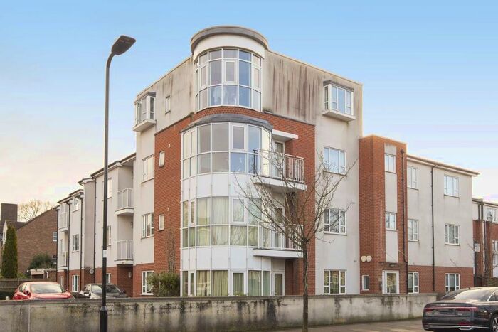 3 Bedroom Flat To Rent In Hillcrest Road, London, W5