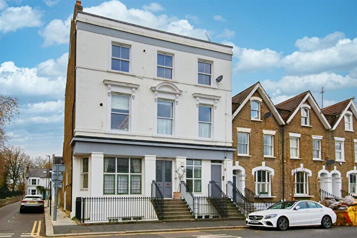 2 Bedroom Flat To Rent In Auckland Road, London, SW11