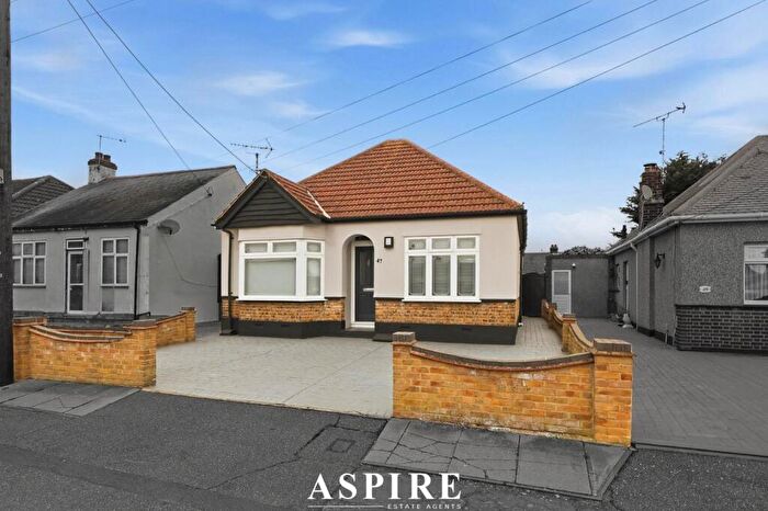 3 Bedroom Detached Bungalow For Sale In Queen Elizabeth Chase, Rochford, SS4