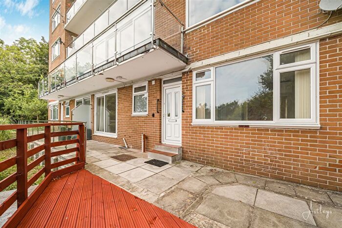 2 Bedroom Flat For Sale In Highcliffe Court, Langland, SA3