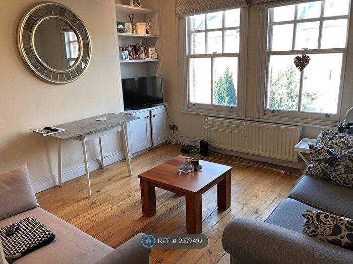 3 Bedroom Flat To Rent In Queenstown Road, London, SW8