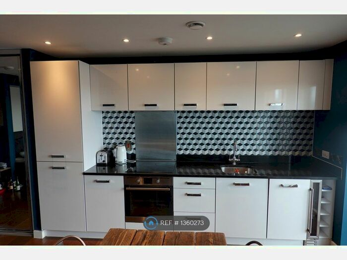 Studio To Rent In Atkins Square, London, E8