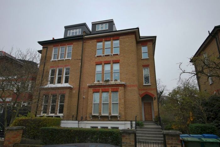 2 Bedroom Flat To Rent In The Gardens, London, SE22