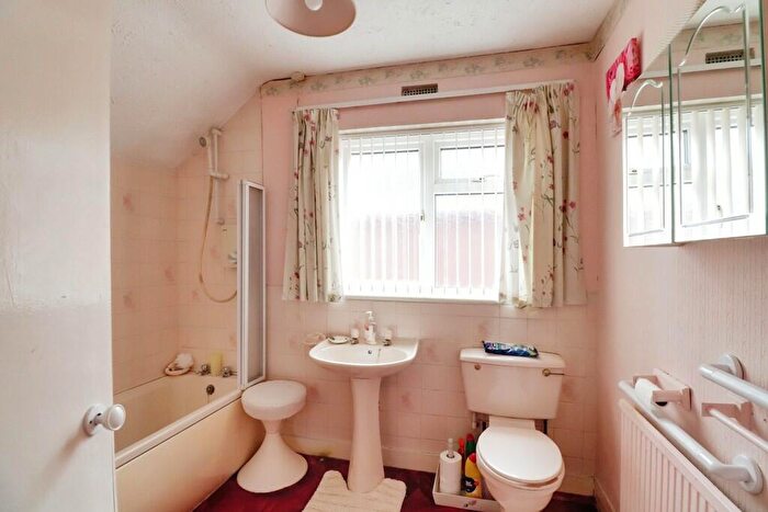 2 Bedroom Chalet For Sale In Richmond Avenue, South Benfleet, SS7