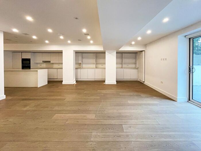 2 Bedroom Flat To Rent In Highview House, Queens Road, London, NW4