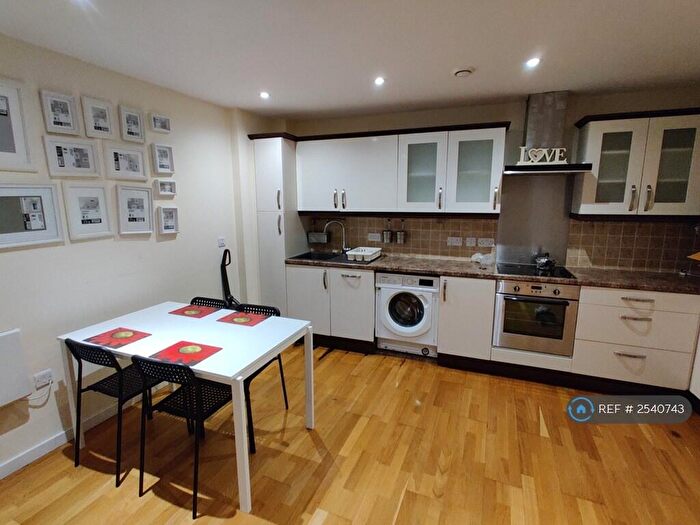 2 Bedroom Flat To Rent In The Gateway North, Leeds, LS9