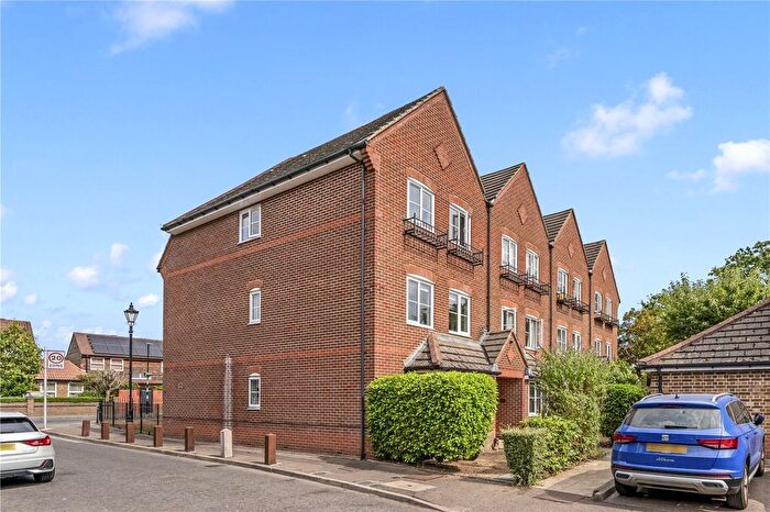 1 Bedroom Flat For Sale In Langridge Mews, Hampton, TW12