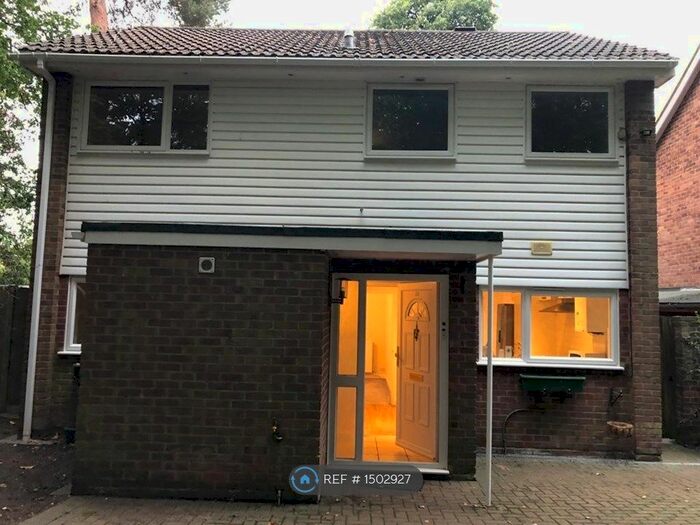 4 Bedroom Detached House To Rent In Kirkstone Close, Camberley, GU15