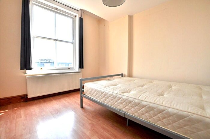 3 Bedroom Flat To Rent In Bethnal Green Road, London, E2
