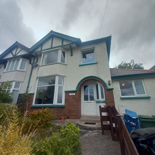 3 Bedroom House To Rent In Penchwintan Road, Bangor, LL57