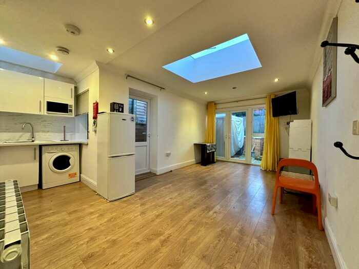 1 Bedroom Flat To Rent In Pine Road, Cricklewood, NW2