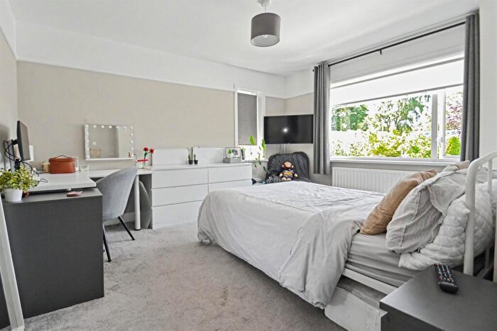 5 Bedroom Detached House For Sale In Broadstone, BH18 - Photo 11