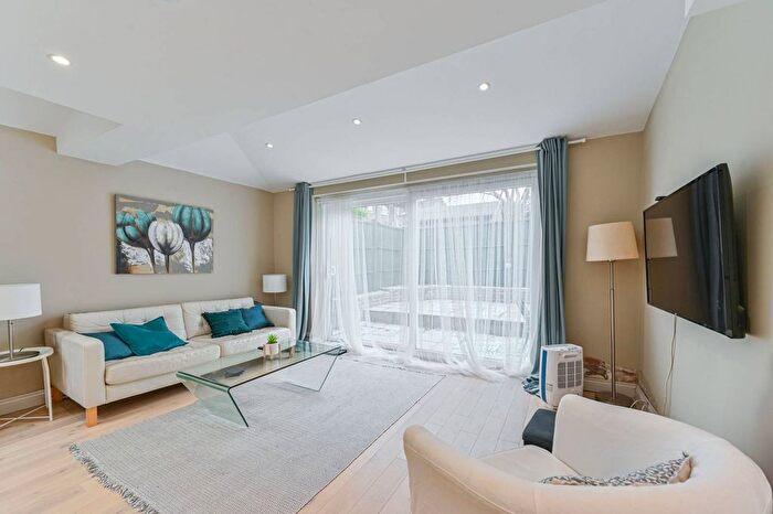 2 Bedroom Flat To Rent In Hitherfield Road, Streatham Hill, London, SW16