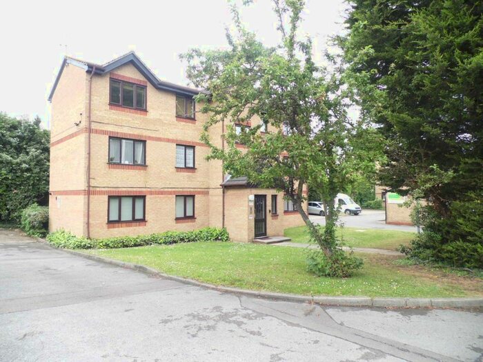 2 Bedroom Flat To Rent In Fielders Close, Enfield, Greater London, EN1