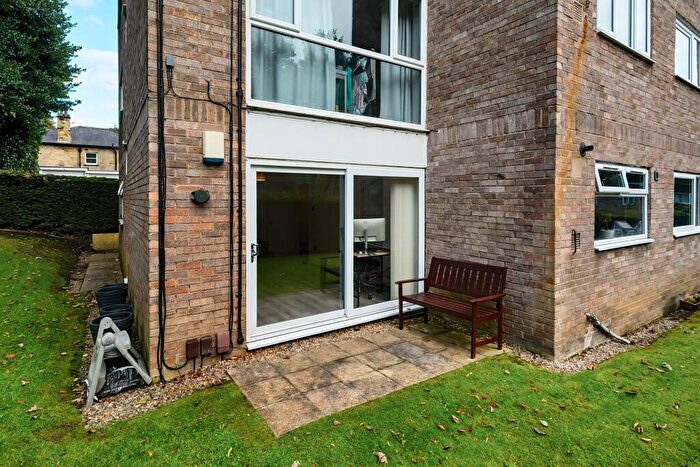 1 Bedroom Flat For Sale In Gledhow Wood Close, Oakwood, Leeds, LS8