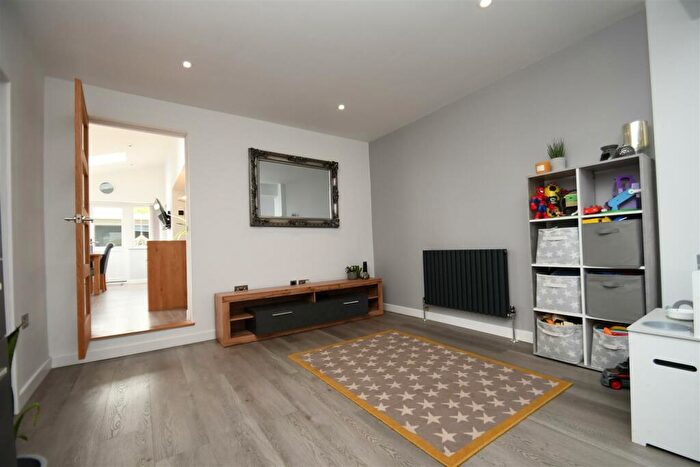 3 Bedroom Semi-Detached House For Sale In Waveney Road, Ipswich, IP1