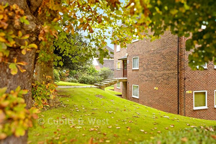 2 Bedroom Flat For Sale In Woodlands Road, Redhill, Surrey, RH1