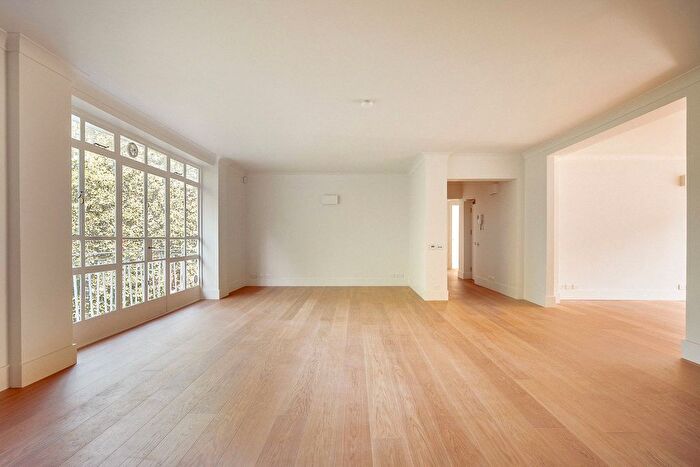 3 Bedroom Flat To Rent In Denbigh House, - Hans Place, Knightsbridge, SW1X