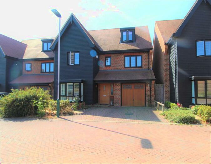 6 Bedroom Detached House To Rent In Bridgefields Close, Hornchurch, RM11