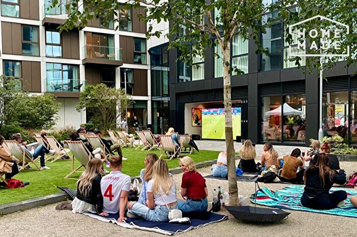 2 Bedroom Flat To Rent In Angel Gardens, M4