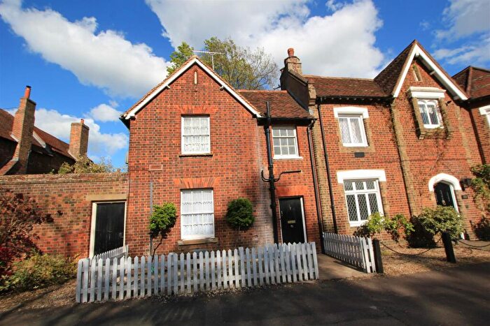 2 Bedroom Cottage To Rent In High Street, Stevenage, Hertfordshire, SG1
