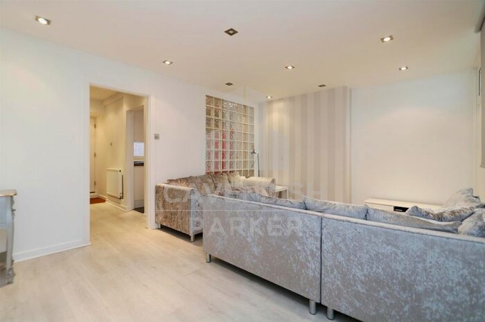 3 Bedroom Flat To Rent In Twyford Street, Islington, London, N1