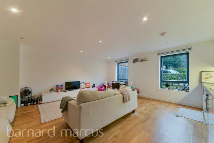 2 Bedroom Flat To Rent In Clapham Court Terrace, Kings Avenue, London, SW4