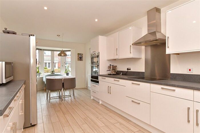 5 Bedroom Detached House For Sale In Nursery Gardens, Faversham, Kent, ME13