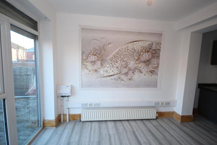 1 Bedroom Flat To Rent In Davyhulme Road East, M32