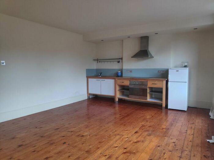 1 Bedroom Flat To Rent In Hatchlands Road, Redhill, RH1