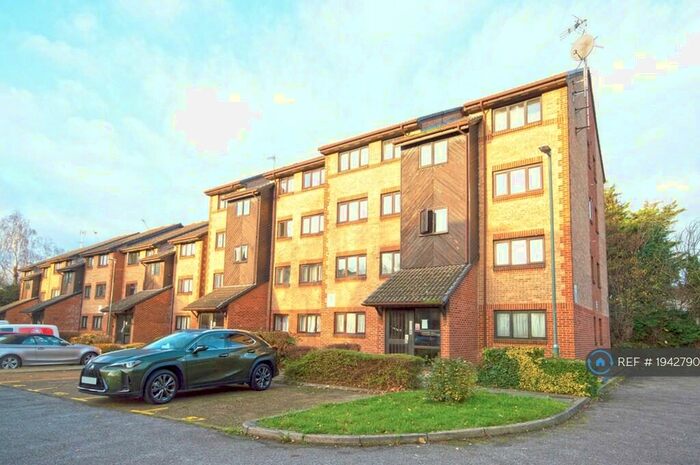 2 Bedroom Flat To Rent In Cricketers Close, Erith, DA8