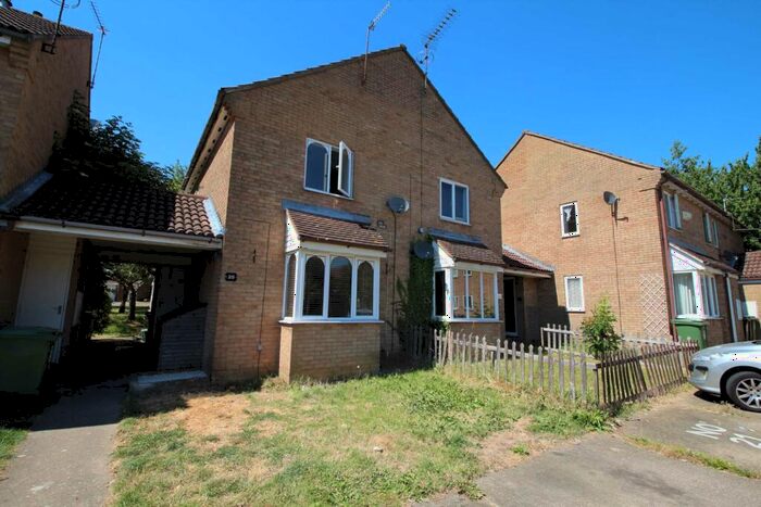 2 Bedroom Cluster House To Rent In The Lawns, HP1